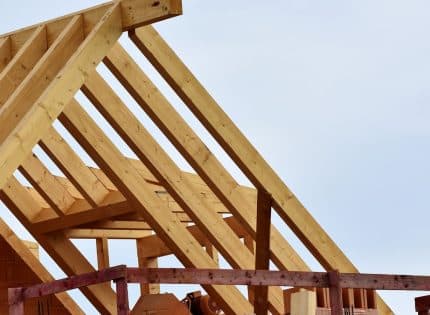 Comment assurer l’isolation optimale d’une toiture inclinée ?