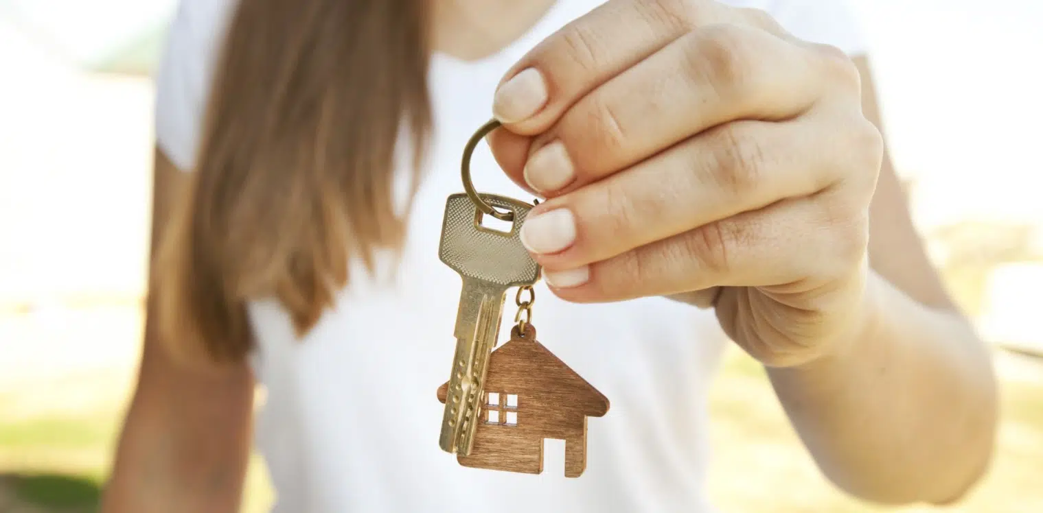 Une femme avec une clé de maison