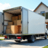 Camion de déménagement devant une maison moderne ensoleillée