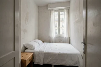 Petite chambre de moins de 9m2 meublée pour une location Airbnb dans un appartement parisien